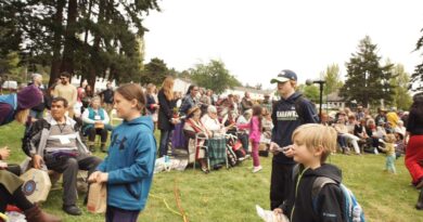 Kids Bringing Gifts to Visiting Elders at the Global Earth Repair Conference in 2019